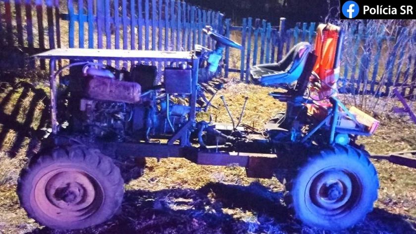 Opilý muž řídil podomácku vyrobený traktor, na cestu si svítil mobilem